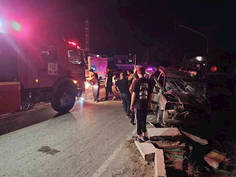 İzmir’de kamyonet otomobille çarpıştı: 2’si ağır 7 yaralı
