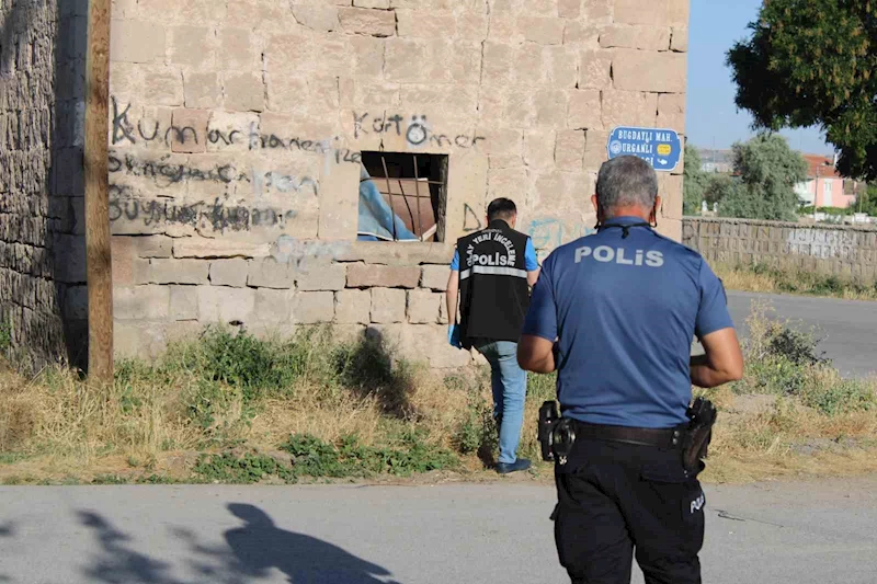Husumetli iki grup arasında bıçaklı kavga: 1’i ağır 4 yaralı
