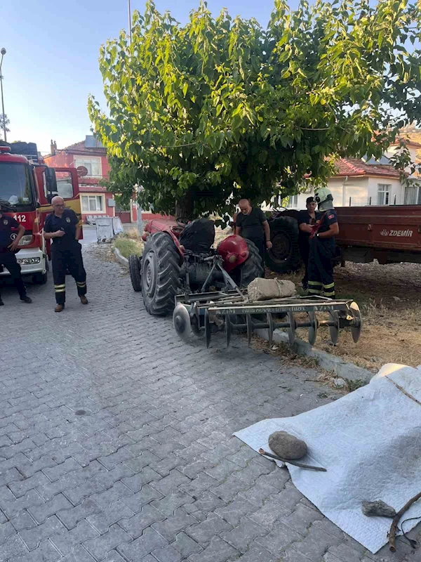 Traktör ağaca çarptı, sürücü hayatını kaybetti
