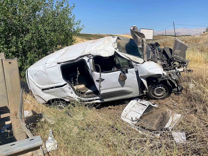 Hafif ticari araç şarampole yuvarlandı: 1 ağır yaralı
