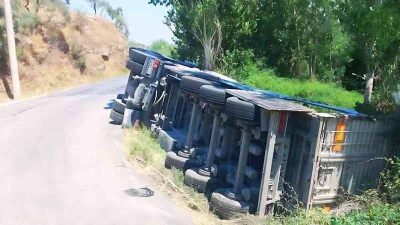 Söke’de tır şarampole devrildi
