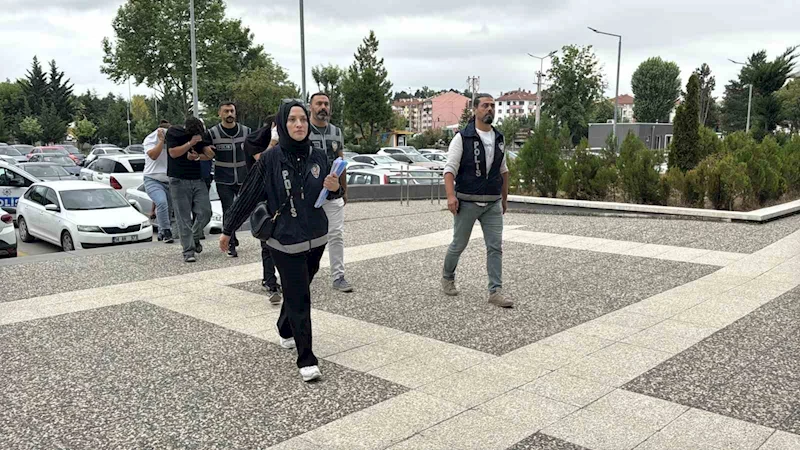 200 bin liralık alkol çaldılar: 
