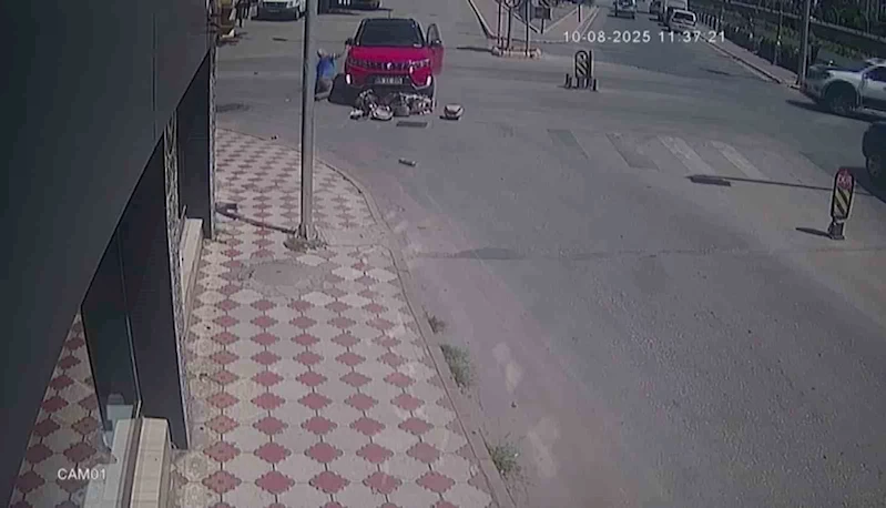 Kazada yere düştü, öfkelenip otomobilin camına ve dikiz aynasına yumruk attı
