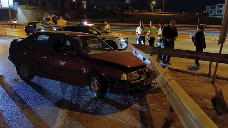 Bariyerlere çarpan sürücü trafik ekiplerine zor anlar yaşattı
