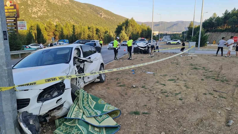 Burdur-Antalya karayolunda otomobiller çarpıştı, 1’i ağır 2 yaralı
