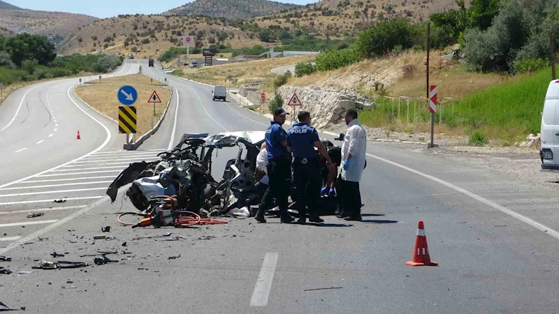 Malatya’da hafriyat kamyonu ile otomobil çarpıştı: 1 ölü, 2 yaralı
