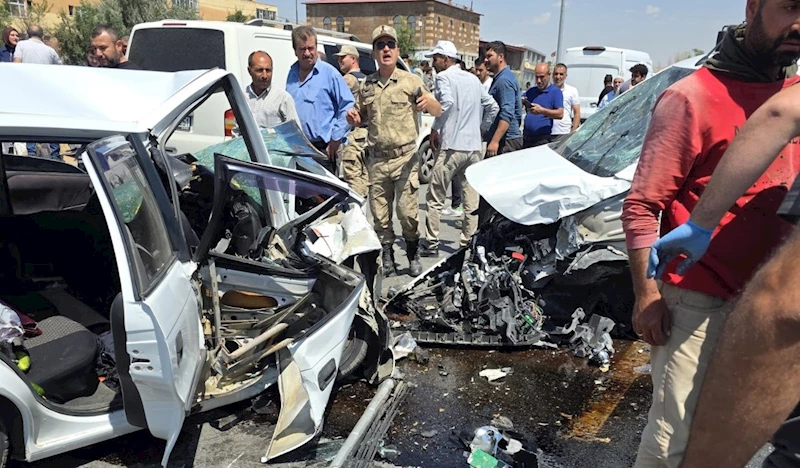 Ahlat’ta 3 aracın karıştığı kazada 8 kişi yaralandı
