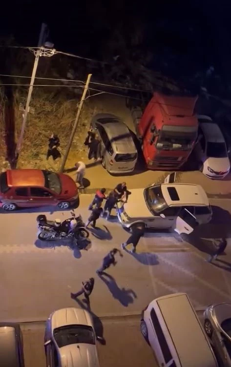 Esenyurt’ta polisin dur ihtarına uymayan şahıslar polise saldırdı

