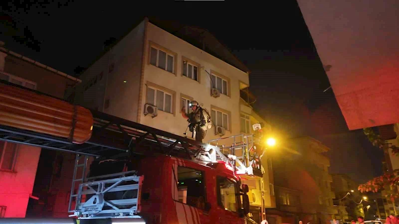 Pendik’te 3 katlı binanın çatısında yangın paniği
