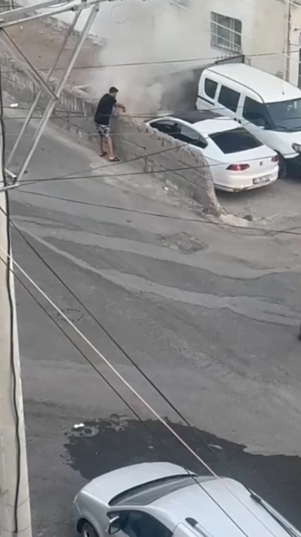 Mardin’de park halindeki otomobil alev aldı
