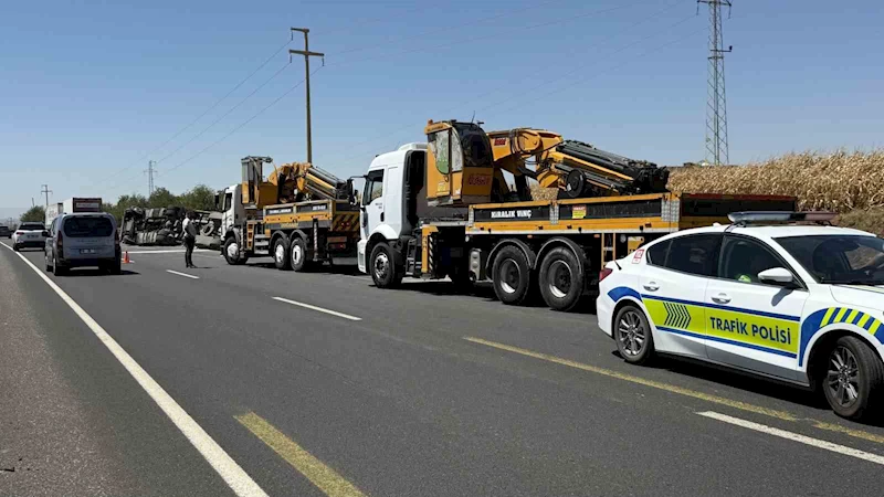 Diyarbakır’da gübre yüklü tır yol kenarına devrildi
