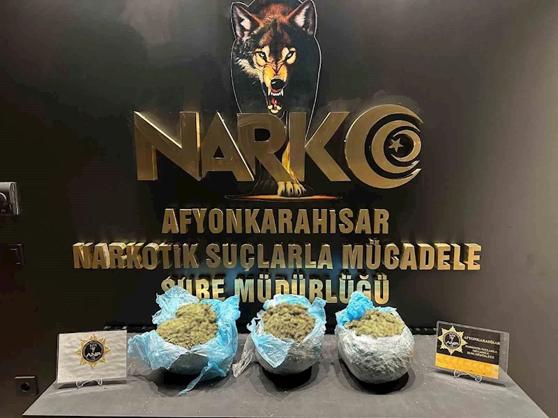 Afyonkarahisar’da 2 otomobilden 3 kilo 750 gram uyuşturucu ele geçirildi

