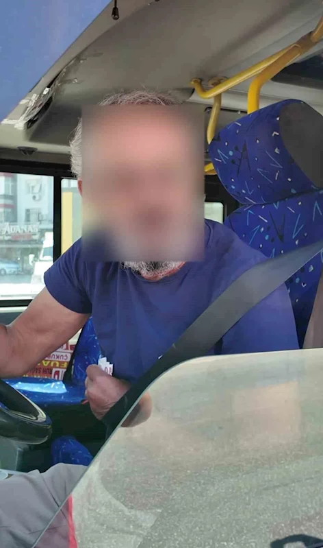Adana’da trafikte seyir halinde cep telefonuyla konuşan hem de kemeri koltuğa takan sürücü yakalanınca:

