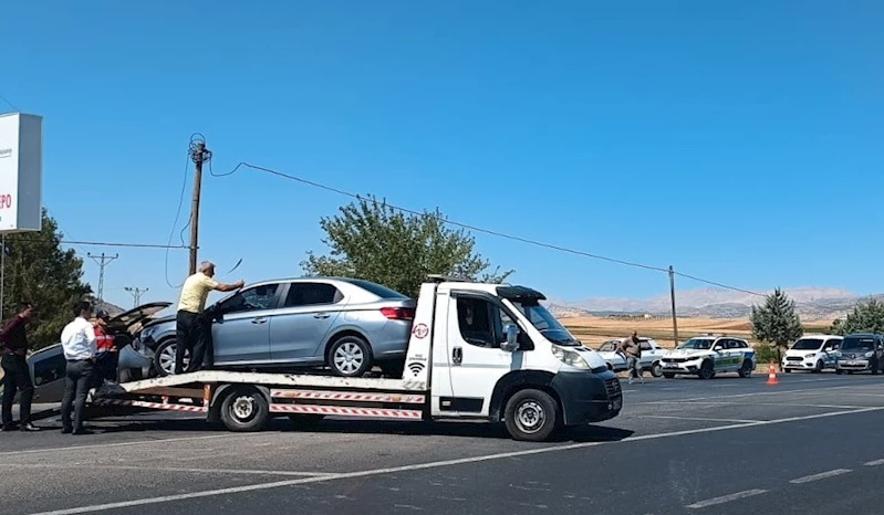 Hafif ticari araç ile otomobil çarpıştı: 4 yaralı
