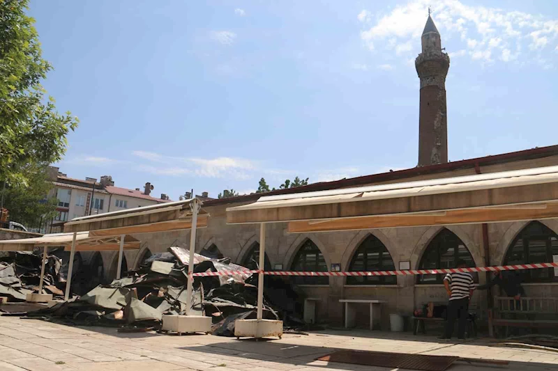 832 yıllık camide sessiz cuma
