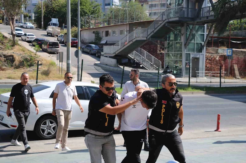 Emlakçıyı arayıp kiraladığı evde cinayet işlediğini söyleyen zanlı tutuklandı
