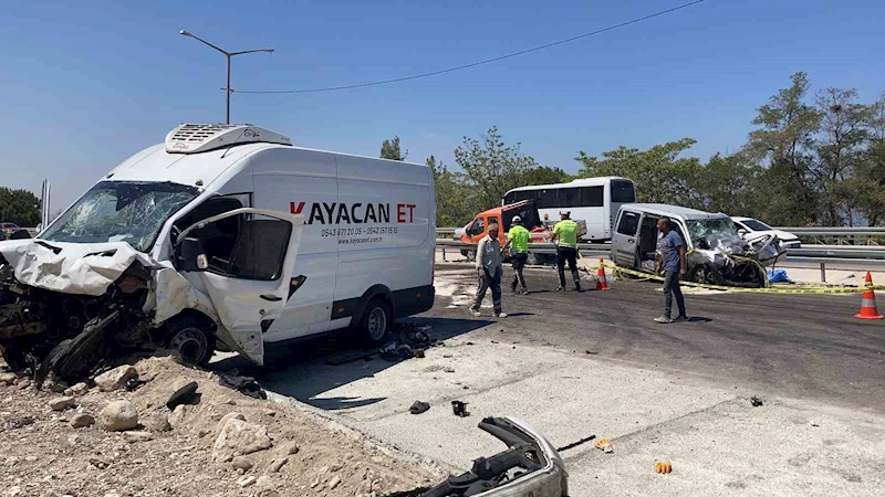 Yol çalışması nedeniyle tek şeride düşen yolda feci kaza:1 ölü 6 yaralı
