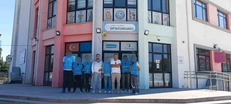 Kamu yararına çalışma yükümlüleri okulları boyayıp temizledi
