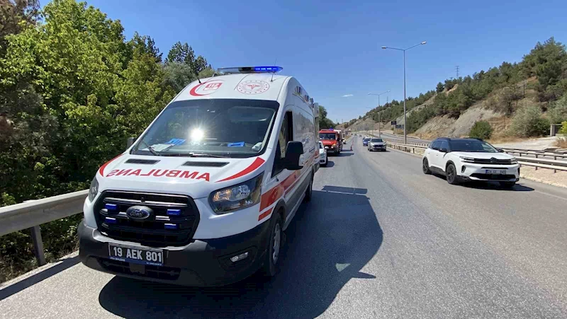 Çorum’da otomobil bariyerlere çarptı: 2 yaralı
