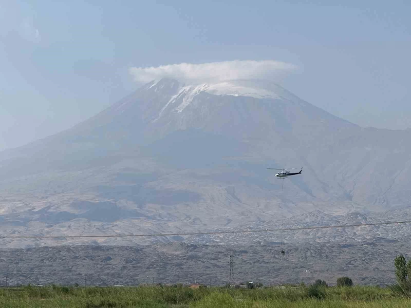 Iğdır’da yüksek gerilim hatları için helikopterle korumalar takılıyor
