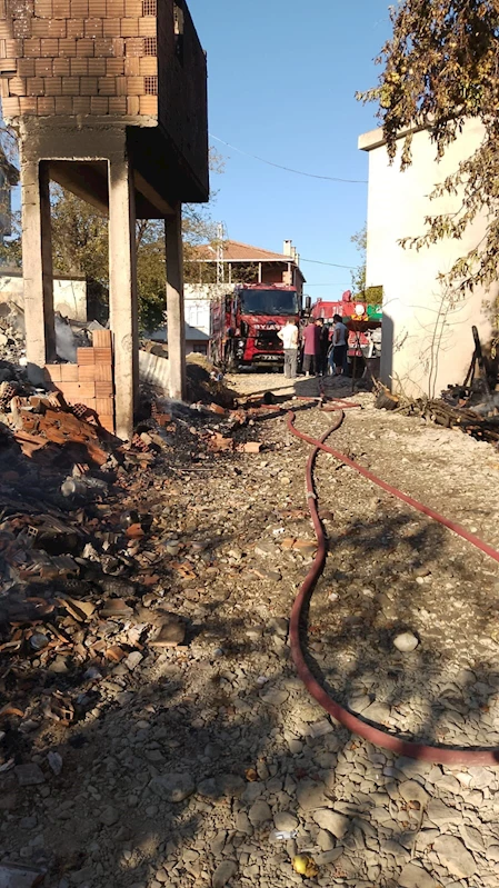 Alevlere teslim olan ahşap ev küle döndü
