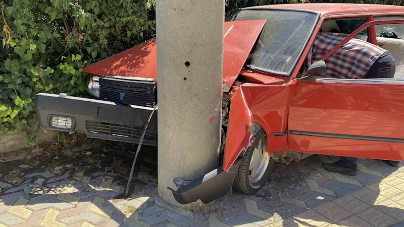 Fiat Tofaş otomobil önce araca, ardında beton direğe çarptı: 1 yaralı
