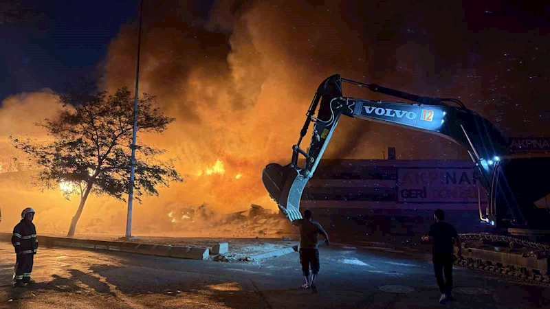 Gaziantep’te geri dönüşüm fabrikasındaki yangın 4. saatinde
