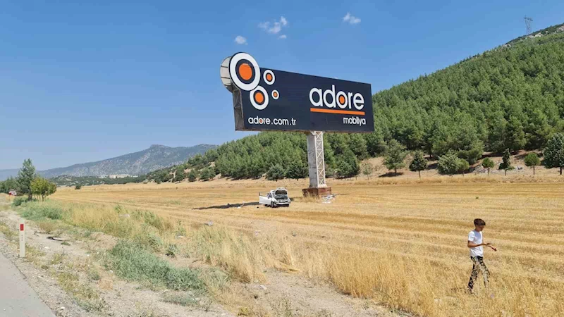Sollamak istediği otobüse çarpıp tarlaya uçtu, 1’i ağır 3 kişi yaralandı
