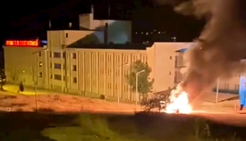 Sinop’ta seyir halindeki otomobil alev alev yandı
