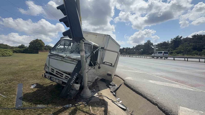 Arnavutköy’de freni patlayan kamyonet önce reklam panolarına sonra trafik ışığına çarptı: 1 yaralı
