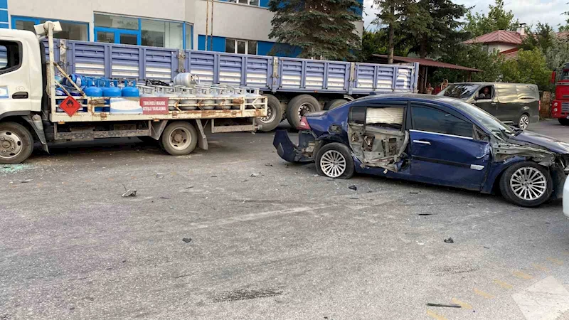 Bolu’da facianın eşiğinden dönüldü: Tüp yüklü kamyon kazaya karıştı
