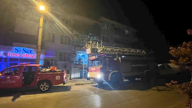 Menteşe’de çatıya atılan sigara itfaiyeli alarma geçirdi
