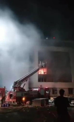 Şantiye alanında bulunan binada yangın çıktı
