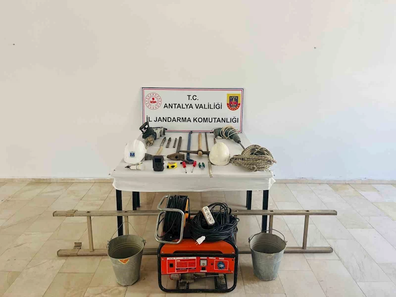 Jandarma, Serik’te definecileri suçüstü yakaladı
