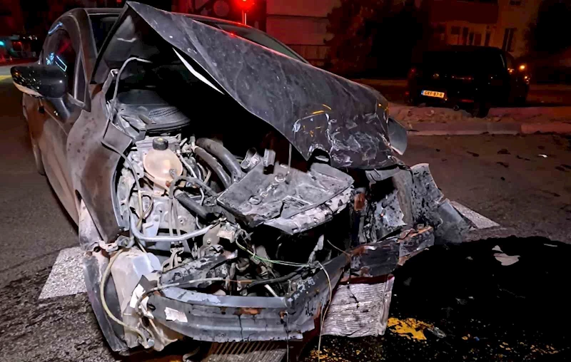 Kavşakta kaza yapan otomobil hurdaya döndü
