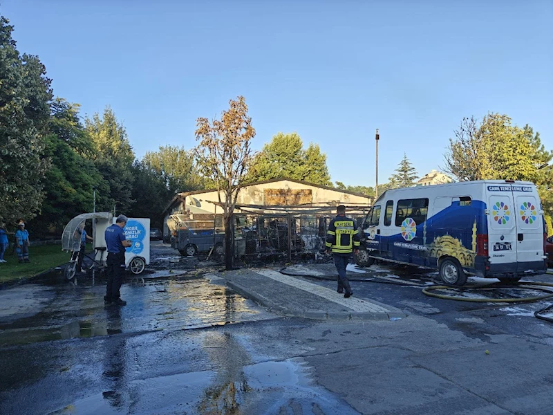 Belediyenin temizlik araçları küle döndü
