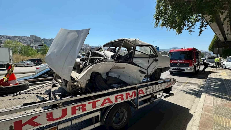 Kazaya karışan Tofaş otomobil hurdaya döndü: 1’i ağır 2 yaralı
