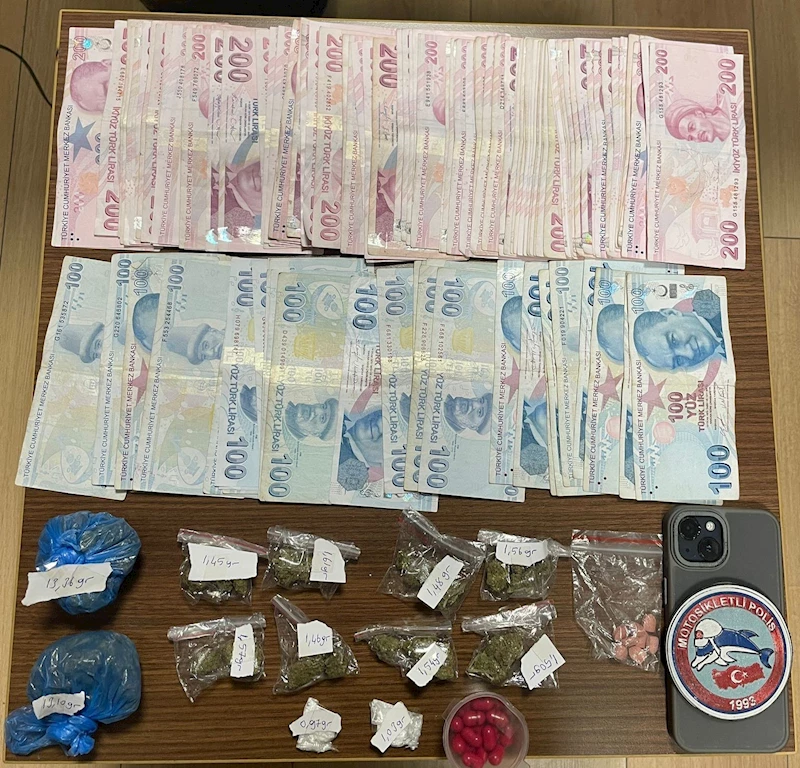 Esenyurt’ta polis ekipleri, otomobil torpidosuna zulalanmış uyuşturucu ele geçirdi
