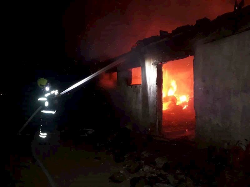 Savaştepe’de çıkan dam yangına ekipler müdahale etti
