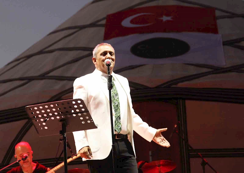 Ahlat’ta konser veren Yavuz Bingöl, Gazze’deki zulme dikkat çekti
