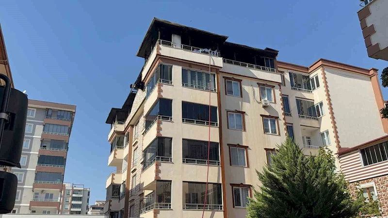 Gaziantep’te 4 katlı binanın terasında yangın
