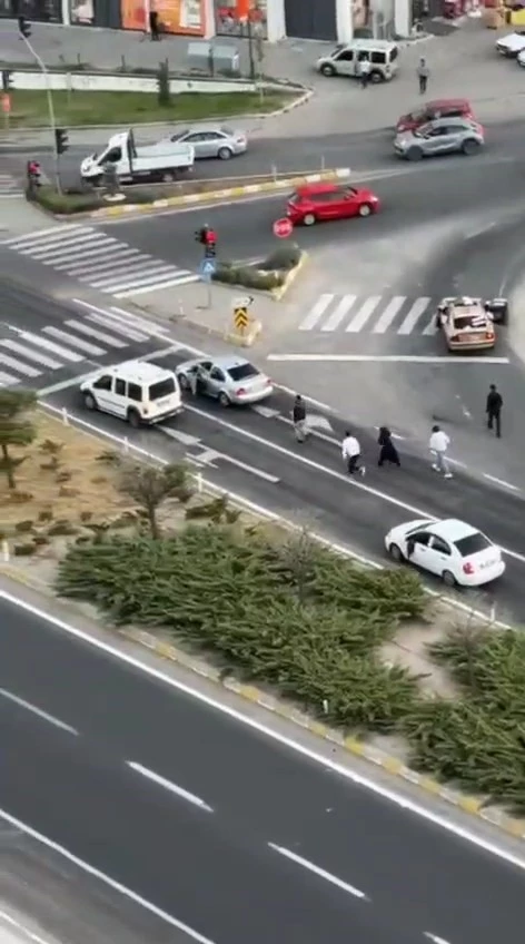 Trafikteki tartışma kameralara yansıdı
