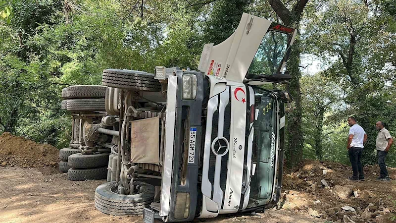 Samsun’da hafriyat kamyonu devrildi: 1 yaralı
