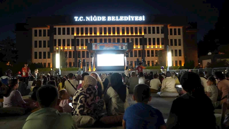 Niğde’de minderli sinema günleri büyük katılımla tamamlandı

