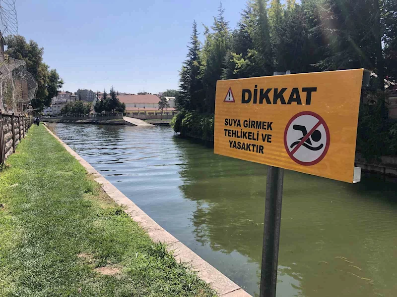 Serinlemek için Porsuk Çayı’na girdi, zabıta ekipleri tarafından çıkarıldı
