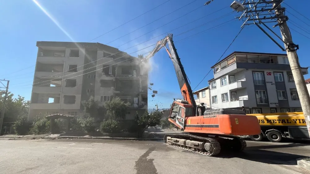 1999 depreminde ağır hasar gören bina, 26 yıl sonra yıkıldı!