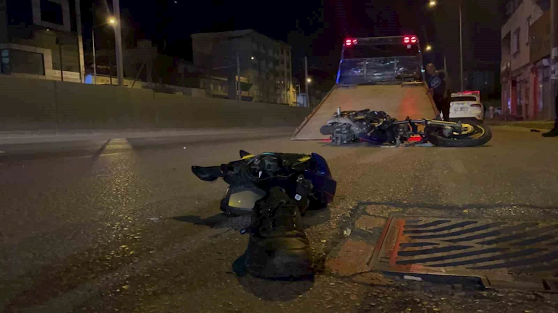 Bursa’da motosiklet işletme girişine çarptı: 2 ağır yaralı
