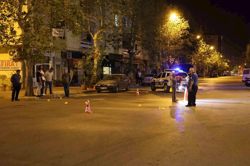 Sokak ortasında silahla defalarca ateş edildi, polis şüphelilerin peşine düştü
