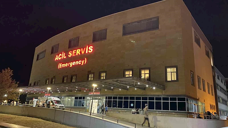 Kırmızı ışıkta geçen motosiklet ciple çarpıştı: 1’i ağır 2 yaralı
