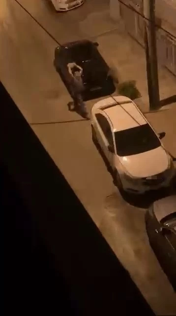 Sokakta camı sağlam otomobil bırakmadı
